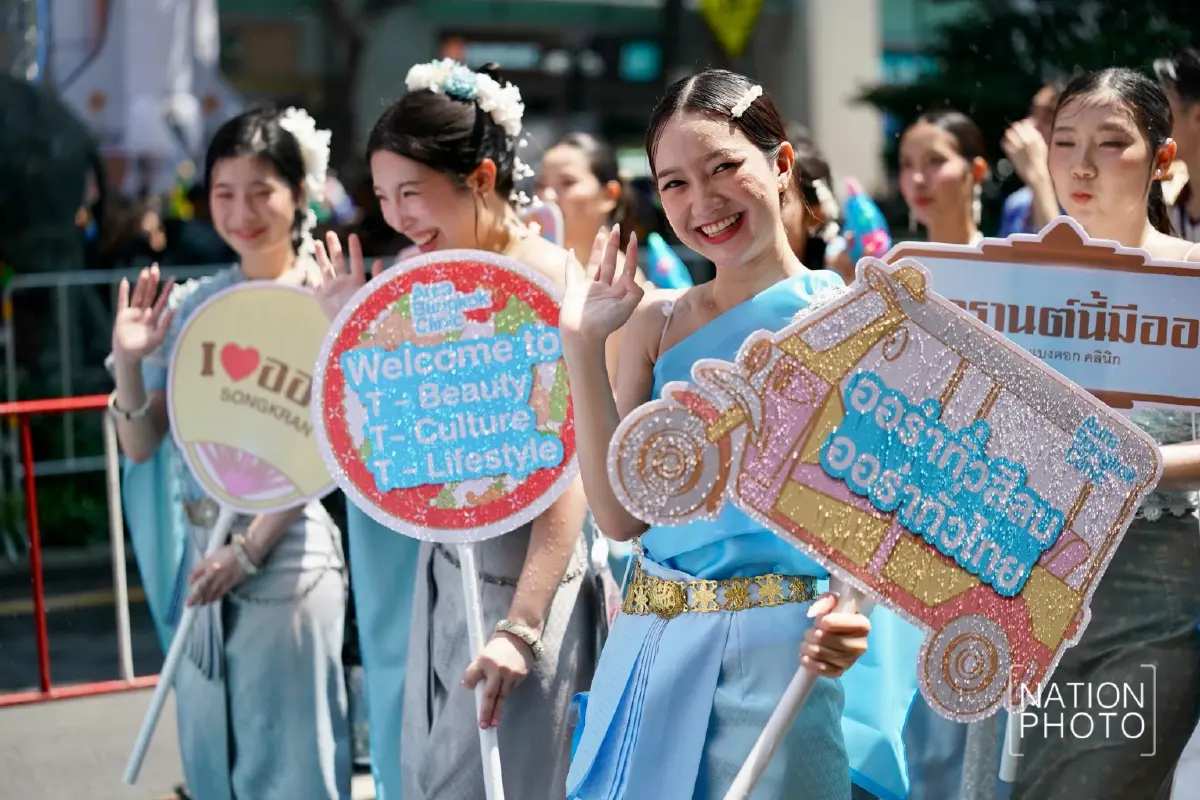 สีลมแตก แห่ห่มสไบเล่นน้ำสงกรานต์ 69 คึกคัก รับขบวน Wet Parade สุดอลังการ