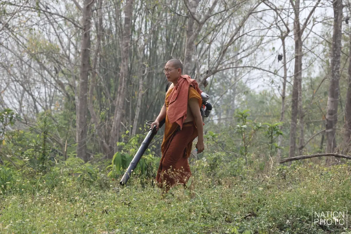บีบหัวใจ พระครูอ๊อด นำทีมจิตอาสา ลุยดับไฟป่าแม่ทา จ.ลำพูน