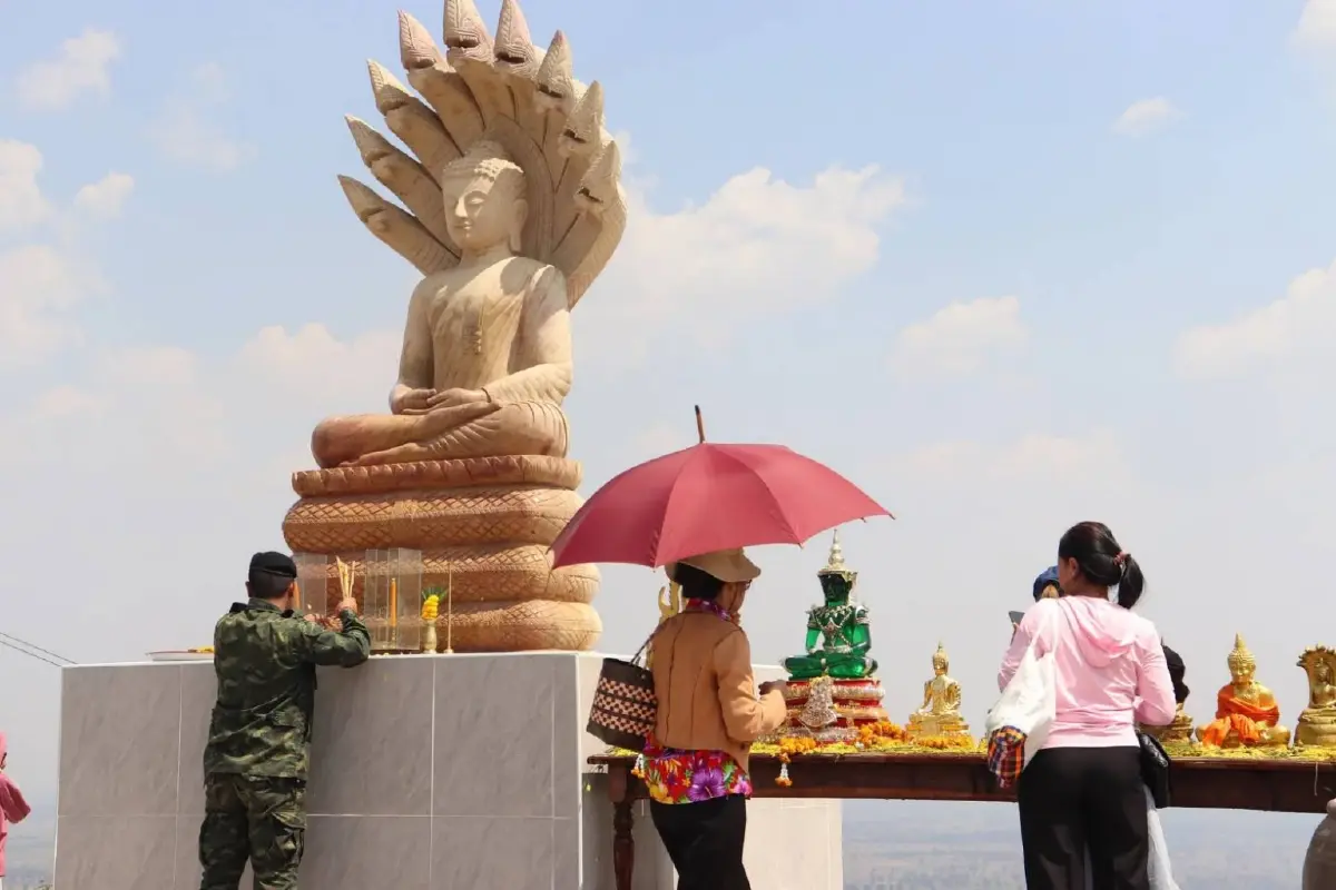 ประมวลภาพ คนแห่ชม 'ปราสาทตาควาย–เนิน 350' รับสงกรานต์ ทะลุ 3,600 คน