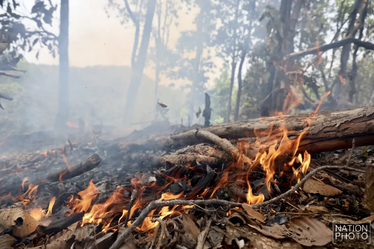 บีบหัวใจ พระครูอ๊อด นำทีมจิตอาสา ลุยดับไฟป่าแม่ทา จ.ลำพูน
