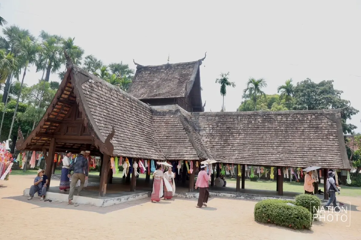 ควันหลงสงกรานต์ แห่แต่งชุดล้านนาถ่ายรูป 'วัดต้นเกว๋น' เชียงใหม่ ตามรอยละครดัง