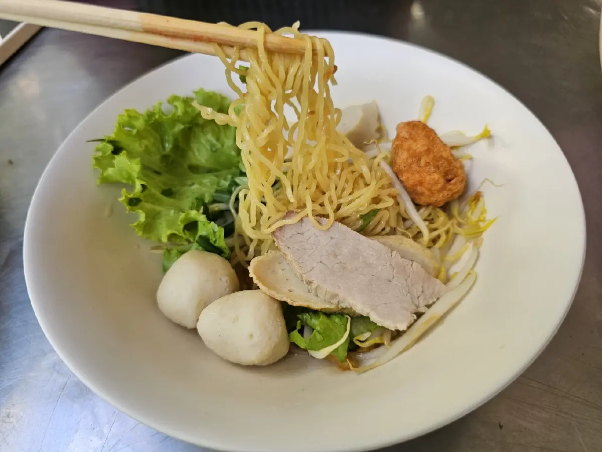 ‘5 ร้านก๋วยเตี๋ยวลูกชิ้นปลา’ อร่อยในดวงใจหมูหวานชวนชิม