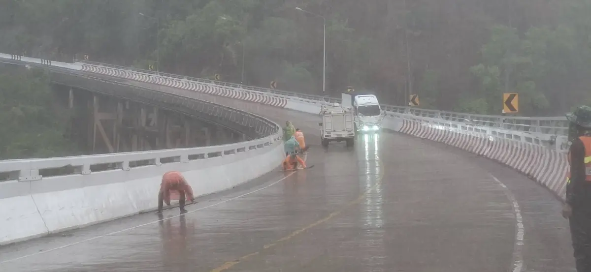 พิษพายุฤดูร้อน เพชรบูรณ์ฝนตกหนัก เจอน้ำป่า หินร่วง ทล.12 หล่มสัก