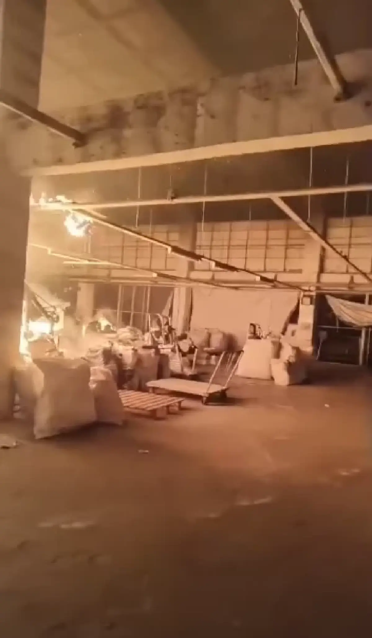 เกิดเหตุ ไฟไหม้โรงงานผลิตผ้าขนหนู ซอยสุขสวัสดิ์ 84 จ.สมุทรปราการ