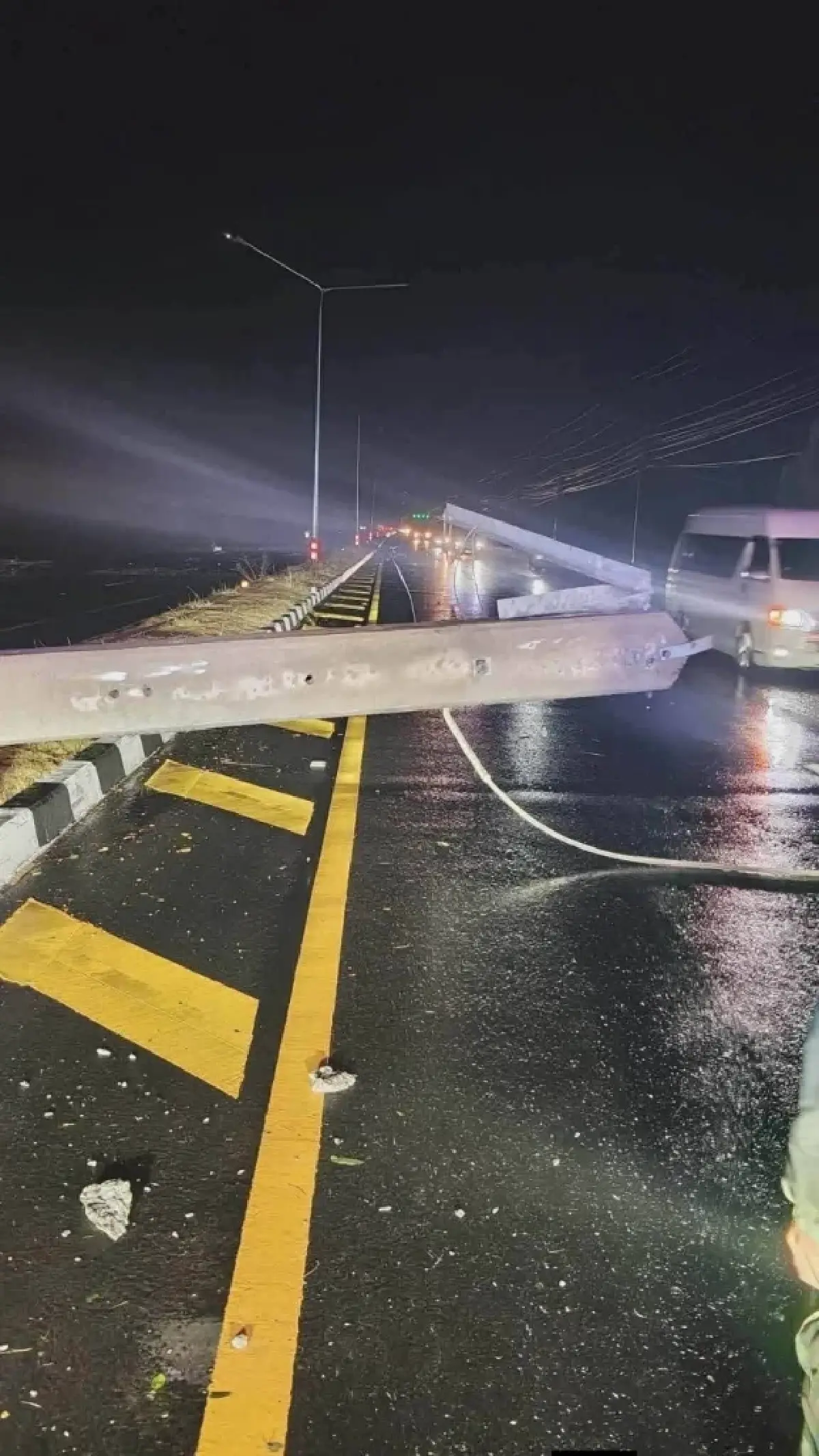 พายุฤดูร้อนถล่มสุรินทร์ เสาไฟฟ้าหัก 20 ต้น 3 กม. ไฟดับ ทั้งศีขรภูมิ