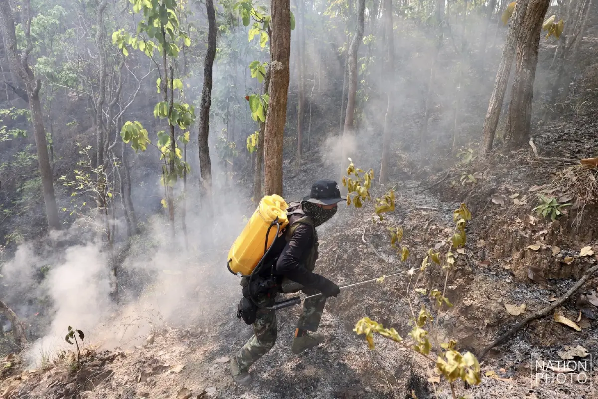 บีบหัวใจ พระครูอ๊อด นำทีมจิตอาสา ลุยดับไฟป่าแม่ทา จ.ลำพูน