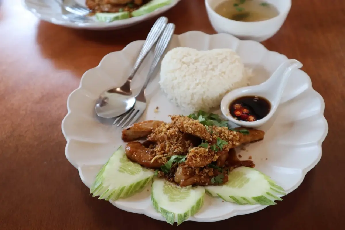 ‘เฮ้าย่งเซ้ง’ คาเฟ่ในโรงงานซีอิ๊ว 120 ปี ริมคลองบางหลวง