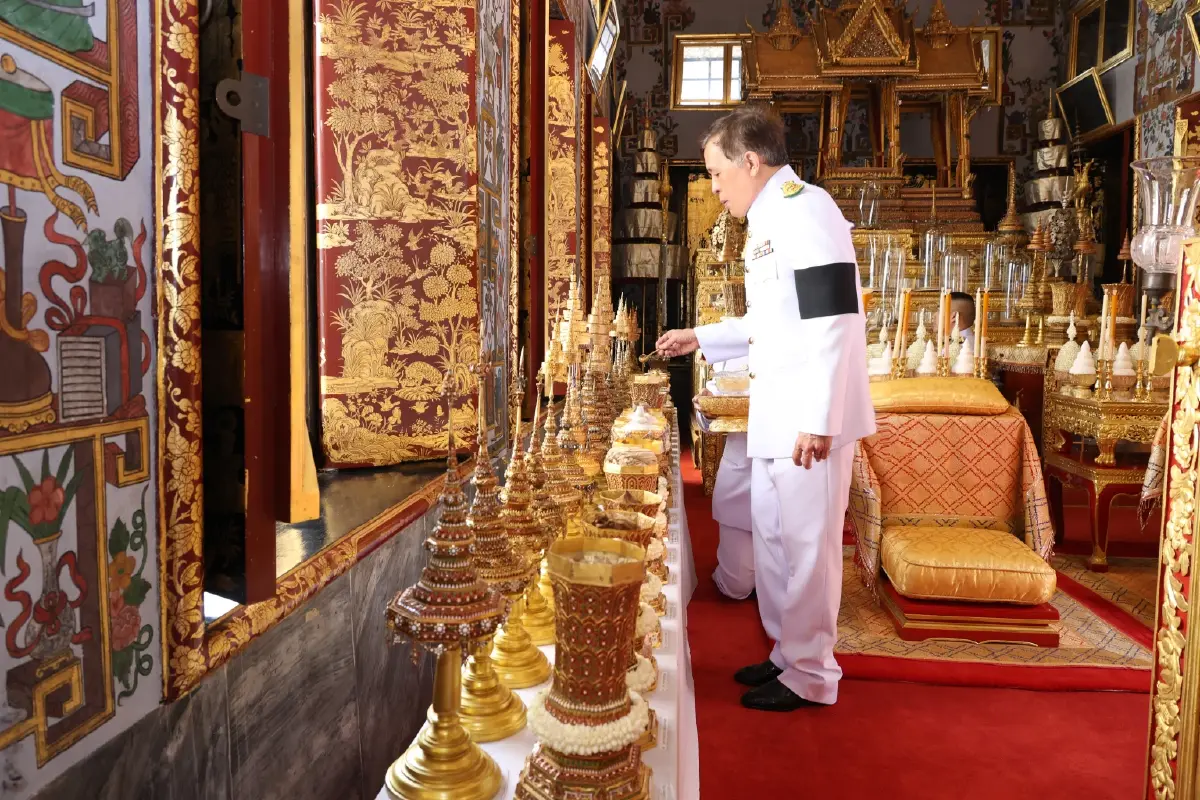 ในหลวง พระราชินี เสด็จฯ ไปทรงบำเพ็ญพระราชกุศลในการพระราชพิธีสงกรานต์ 2569