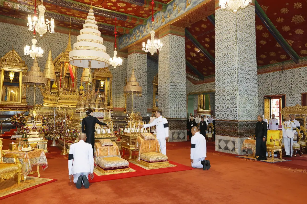ในหลวง พระราชินี เสด็จฯ ไปทรงบำเพ็ญพระราชกุศลในการพระราชพิธีสงกรานต์ 2569