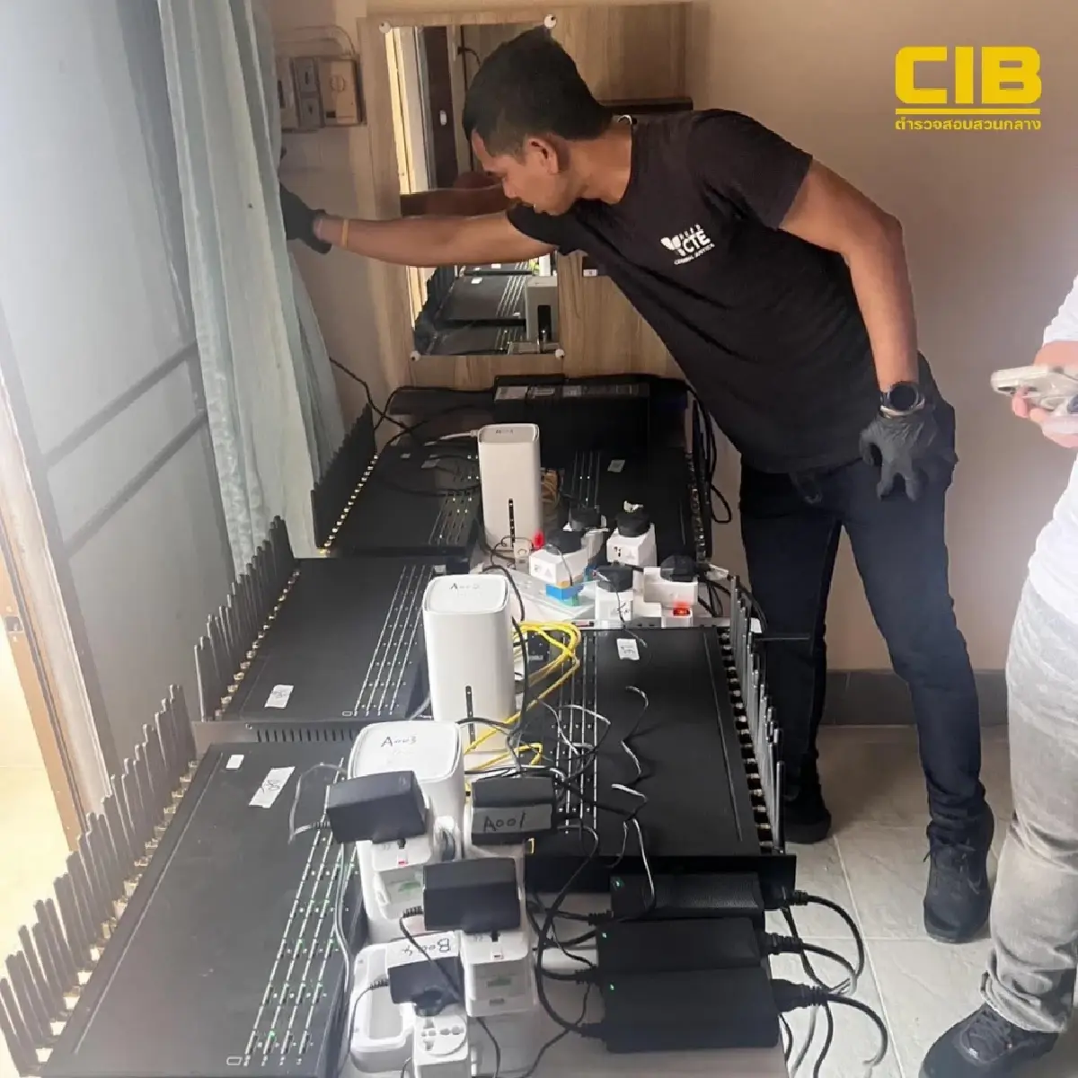 ตัดวงจรแก๊งคอลเซ็นเตอร์ บุกทลายรังซิมบ็อกซ์ กลางเมืองหาดใหญ่ ยึดอุปกรณ์เพียบ