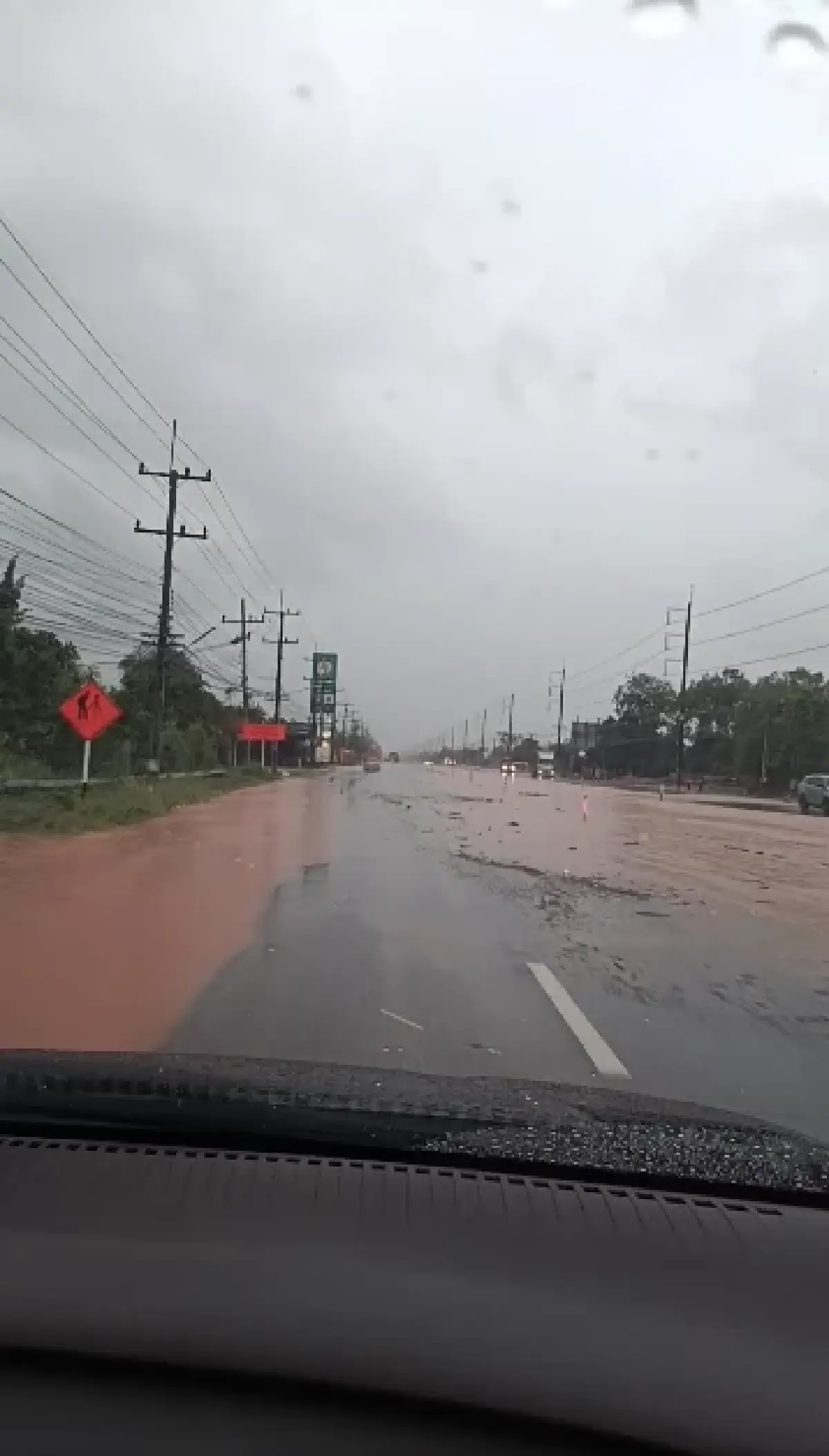 ฝนตกหนักระยอง ถนนสุขุมวิท น้ำท่วมขัง อุตุ เตือนพายุฤดูร้อนวันนี้