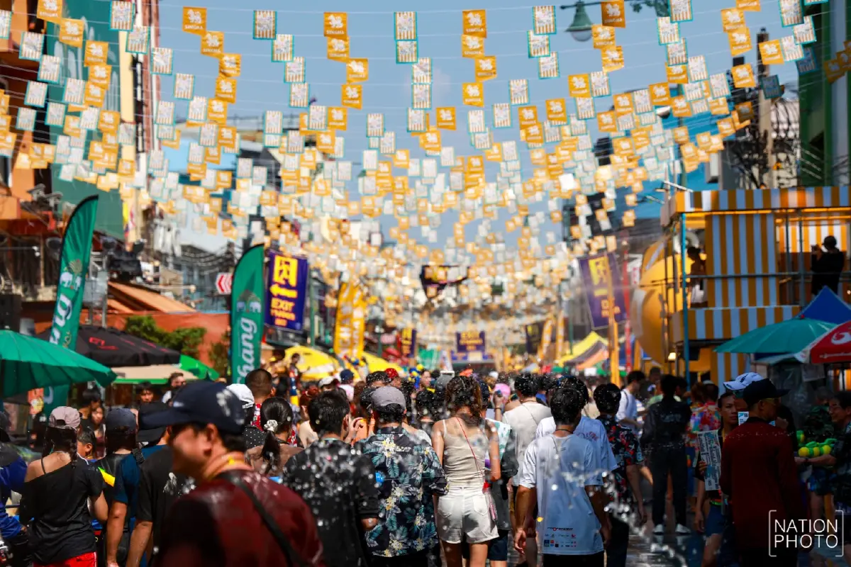 คึกคัก 'สงกรานต์ข้าวสาร' วันสุดท้าย นักท่องเที่ยวแห่เล่นน้ำแน่น