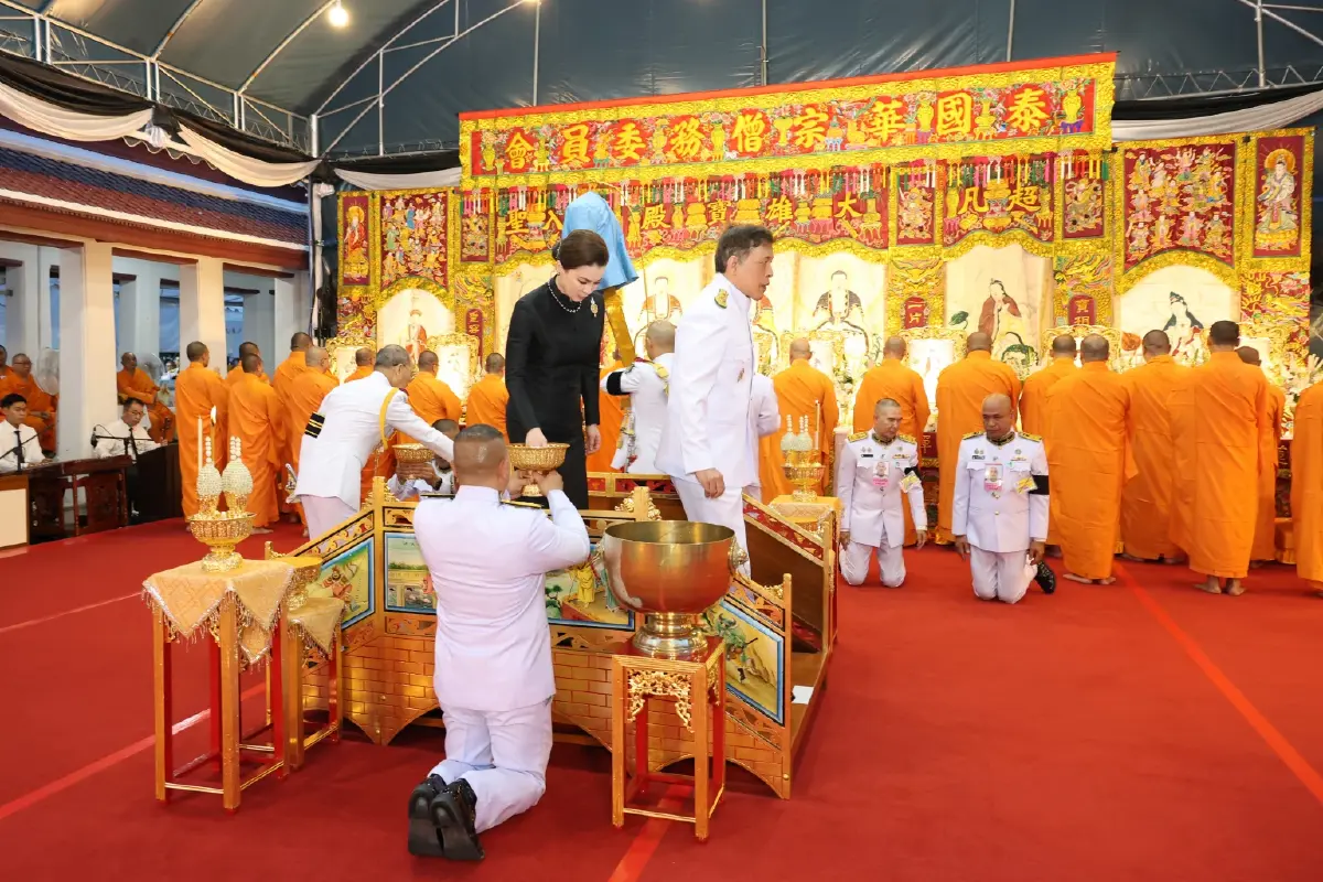 ในหลวง-พระราชินี เสด็จฯ ไปในพิธีบำเพ็ญกุศลทักษิณานุปทาน (กงเต็ก) ถวายพระบรมศพฯ