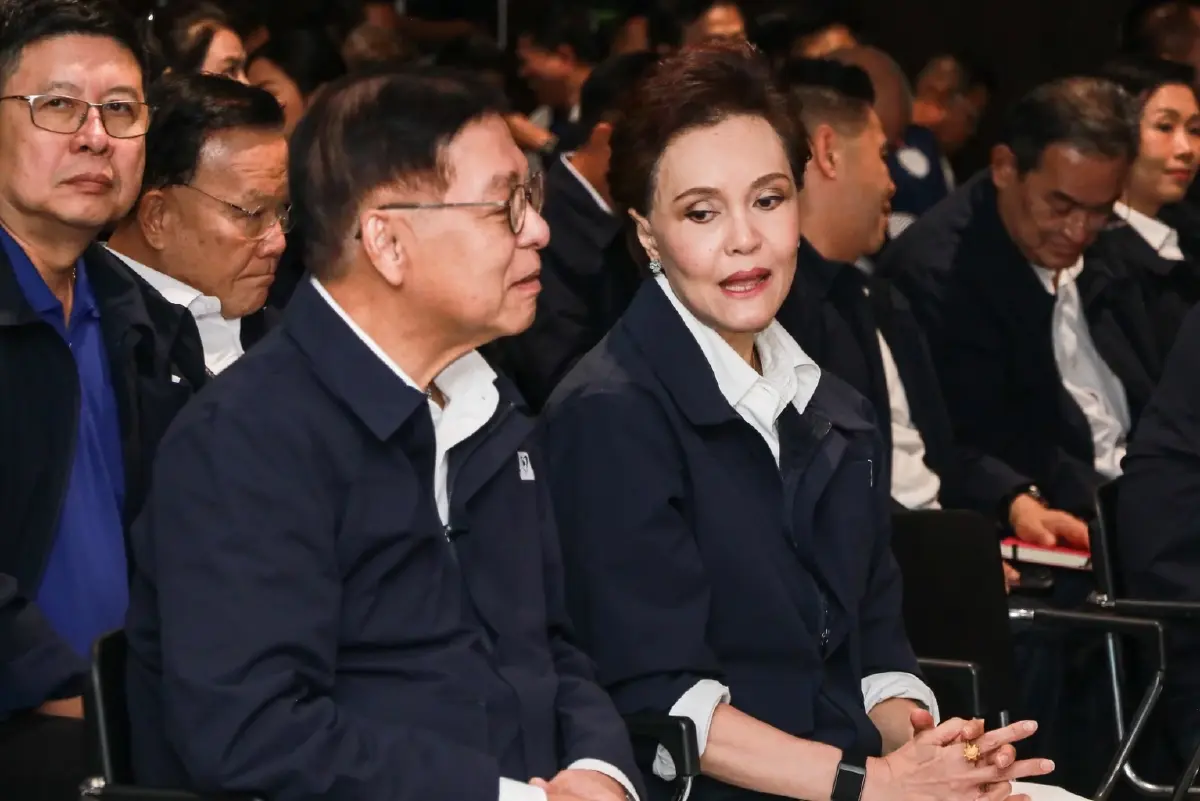 ครบรอบ18ปี พรรคภูมิใจไทย  แกนนำพรรคร่วม-ปชป.หอบดอกไม้แสดงความยินดี