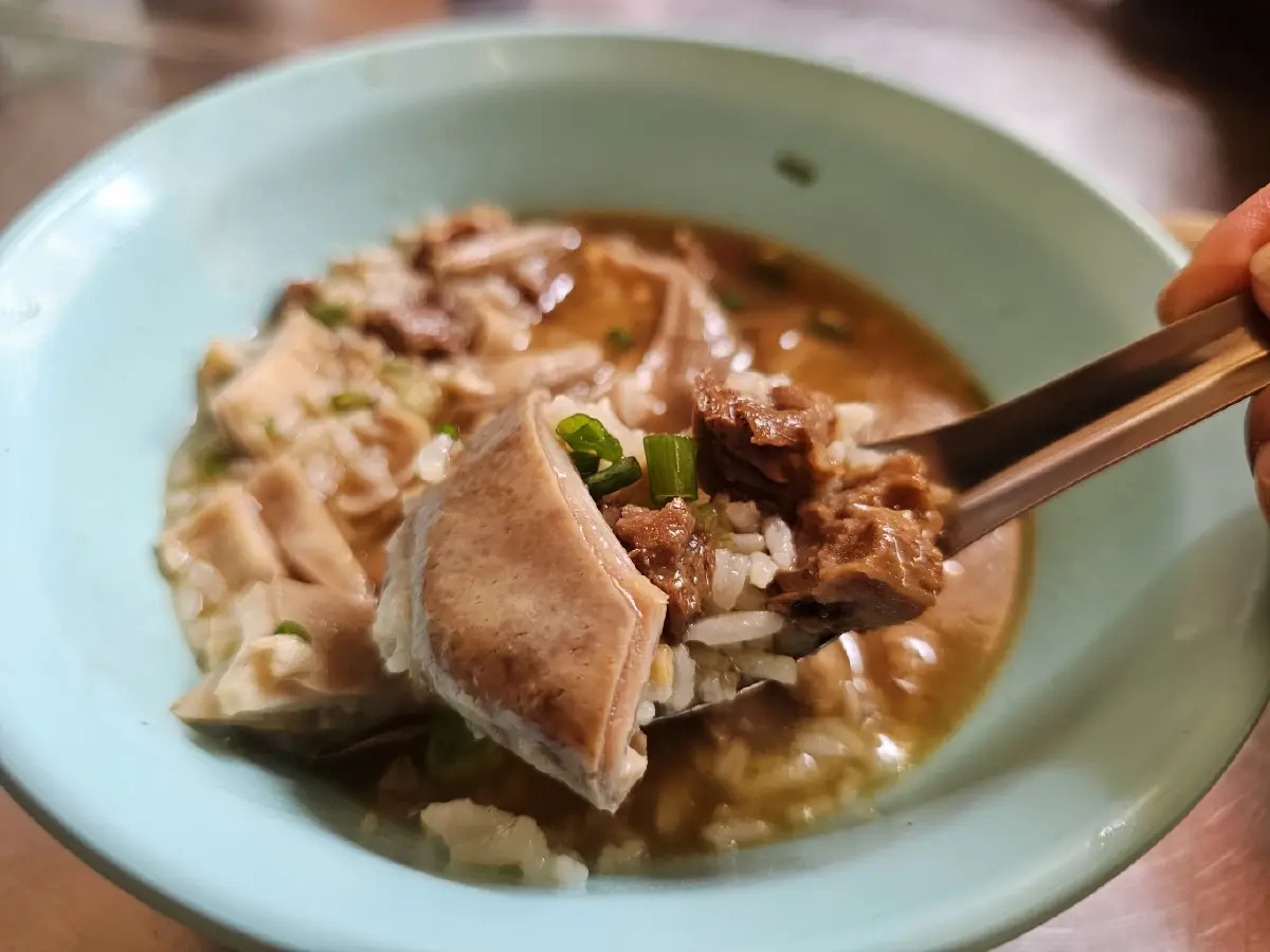 'ข้าวต้มเป็ดเฮียเนี้ยว' เจ้าเก่า 67 ปี วงเวียน 22 สู่ ตลาดนางเลิ้ง