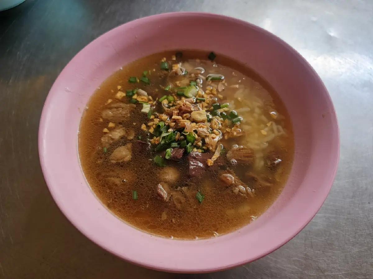 'ข้าวต้มเป็ดเฮียเนี้ยว' เจ้าเก่า 67 ปี วงเวียน 22 สู่ ตลาดนางเลิ้ง