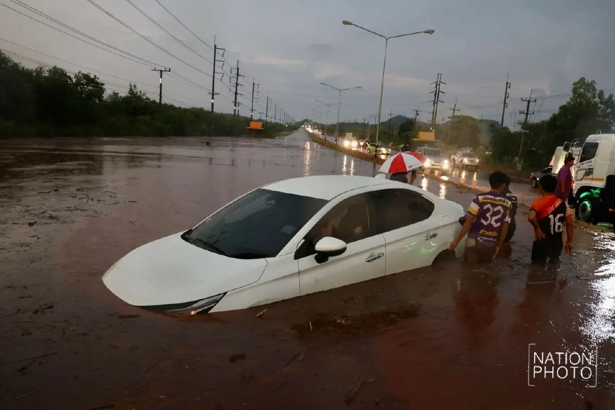 พายุถล่มไทรโยค น้ำป่าทะลักท่วมถนน 323 รถจมกลางกระแสน้ำ จราจรติดขัด