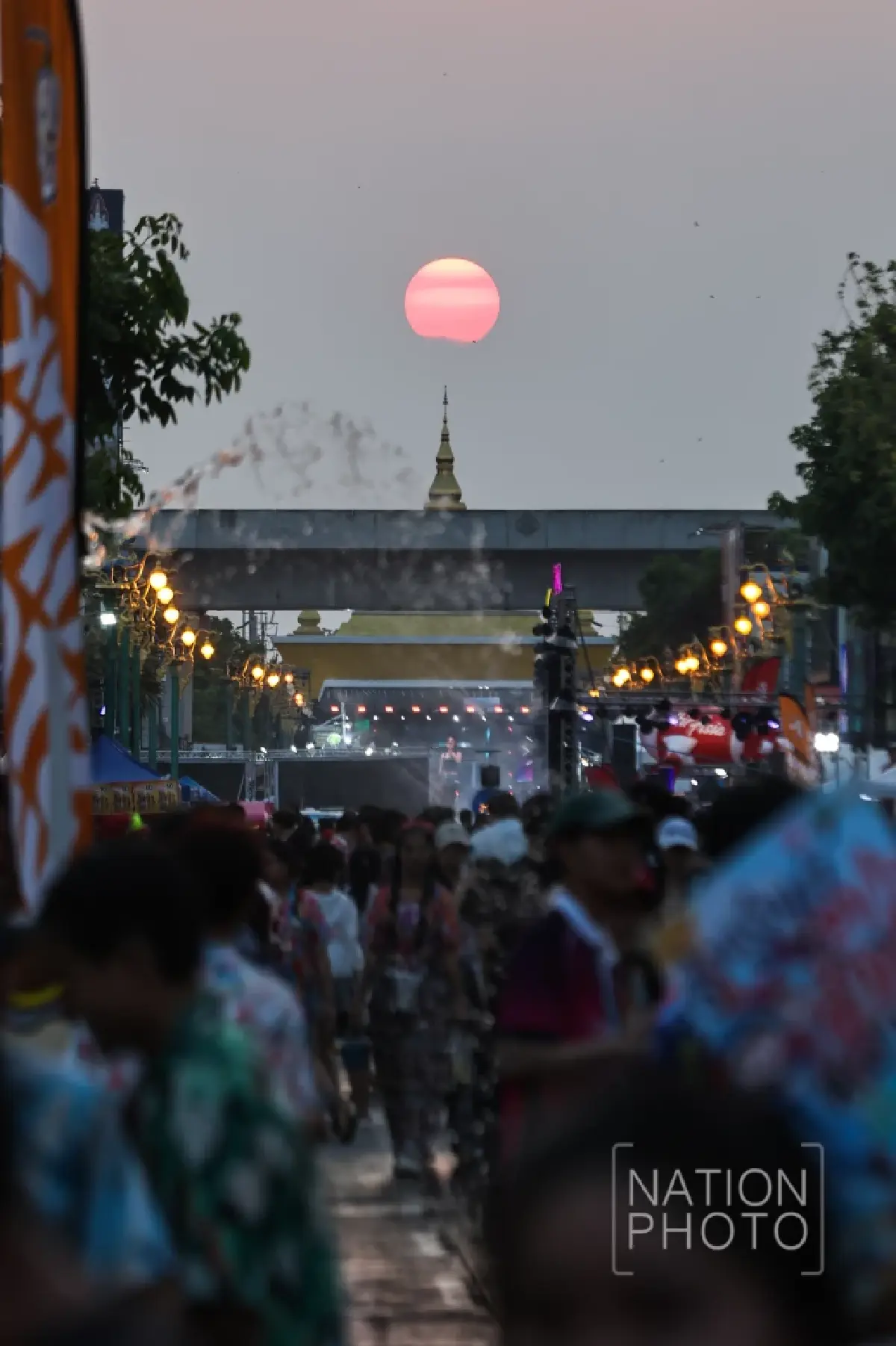 ม่วนกุ๊บ สงกรานต์ถนนข้าวเหนียว 2569 แห่เล่นน้ำ คลื่นมนุษย์ คึกคัก