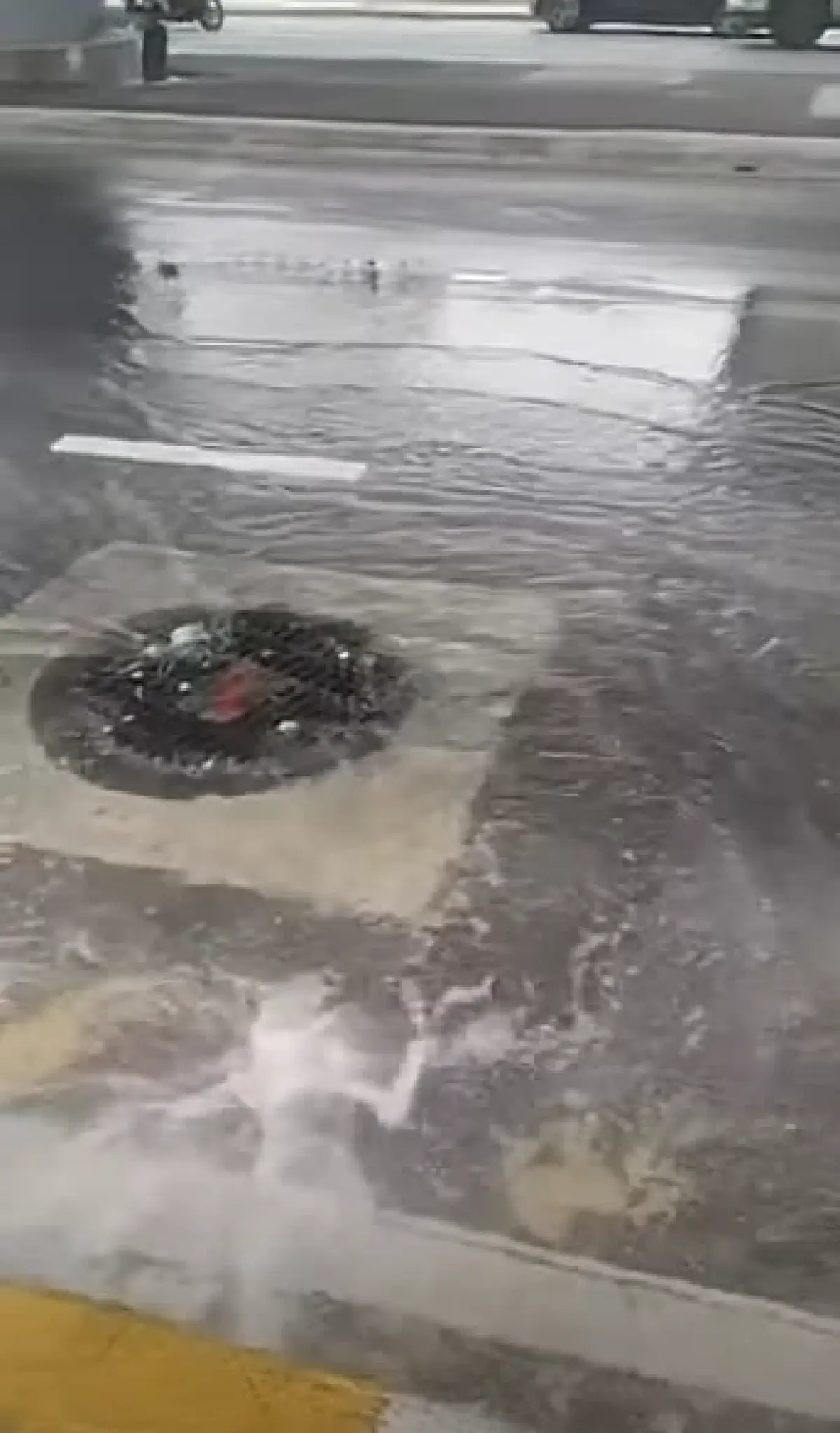 รถติดแล้ว ท่อน้ำแตก ถนนพระราม 9 ขาออก แยก อสมท. ไปแยกผังเมือง ระวัง