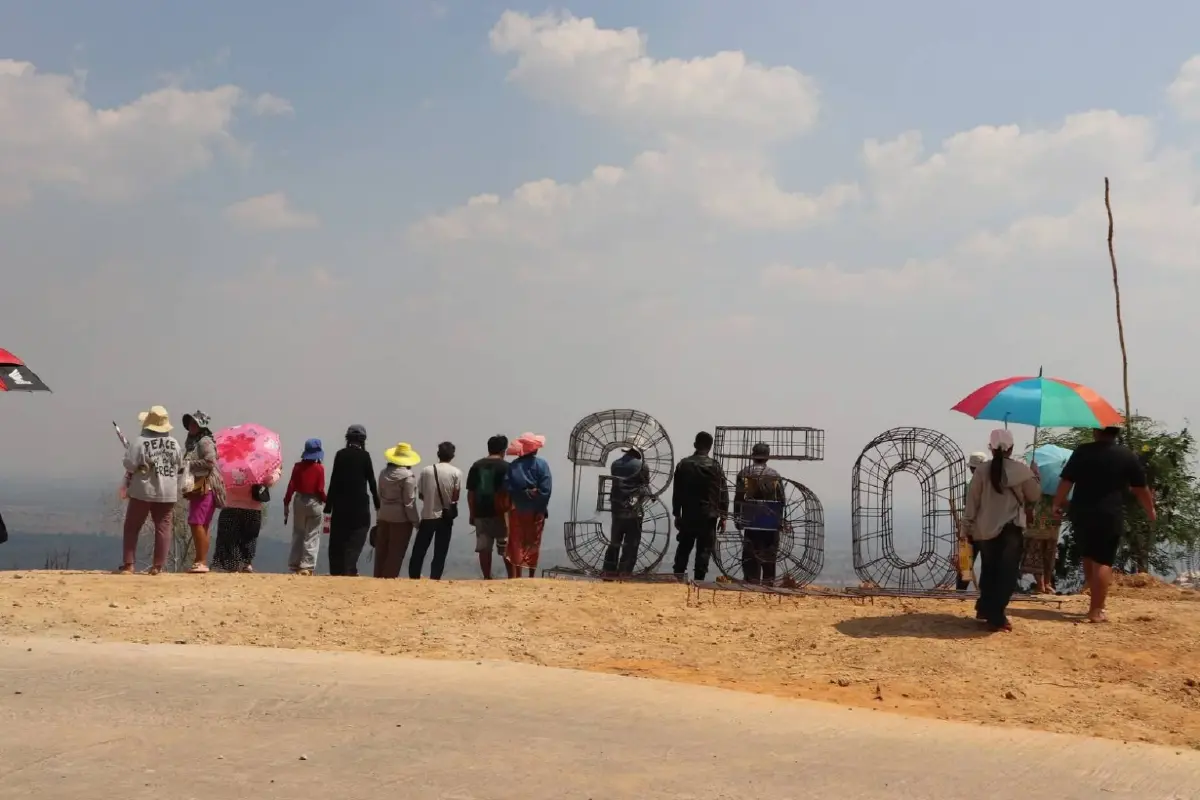 ประมวลภาพ คนแห่ชม 'ปราสาทตาควาย–เนิน 350' รับสงกรานต์ ทะลุ 3,600 คน