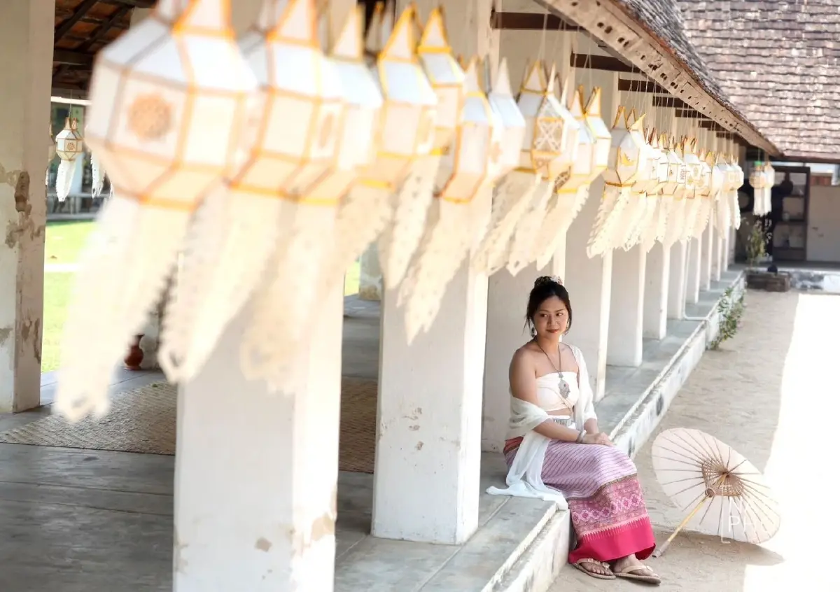 ควันหลงสงกรานต์ แห่แต่งชุดล้านนาถ่ายรูป 'วัดต้นเกว๋น' เชียงใหม่ ตามรอยละครดัง