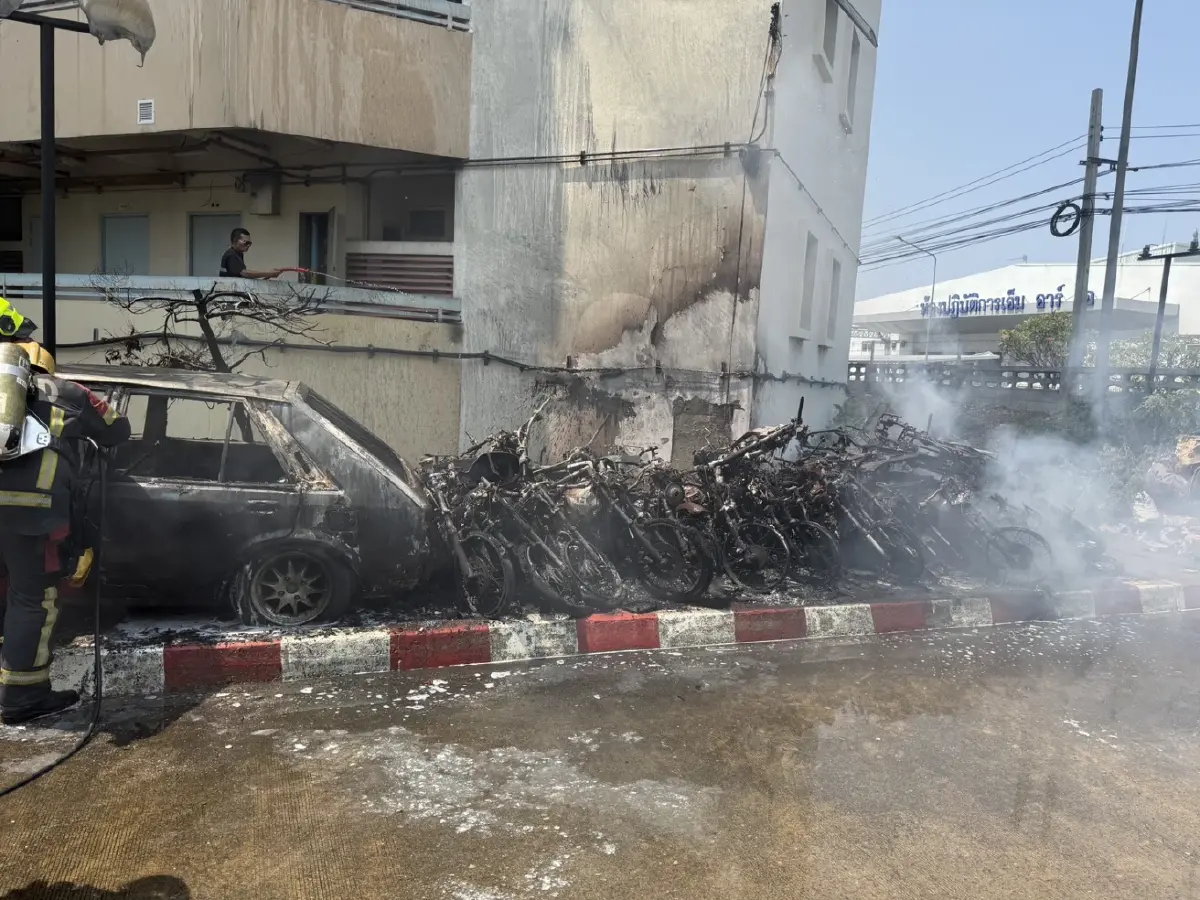 ด่วน! ไฟไหม้รถจักรยานยนต์นับสิบคัน ลามเก๋งพังยับ ซอยแจ้งวัฒนะ 5