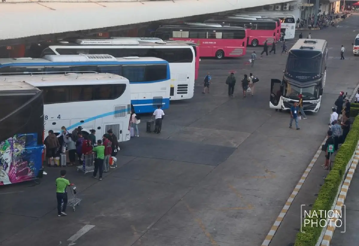 หมอชิต 2 คึกคัก ประชาชนแห่กลับภูมิลำเนาฉลองสงกรานต์ คาดเดินทางทะลุ 1.8 แสนคน