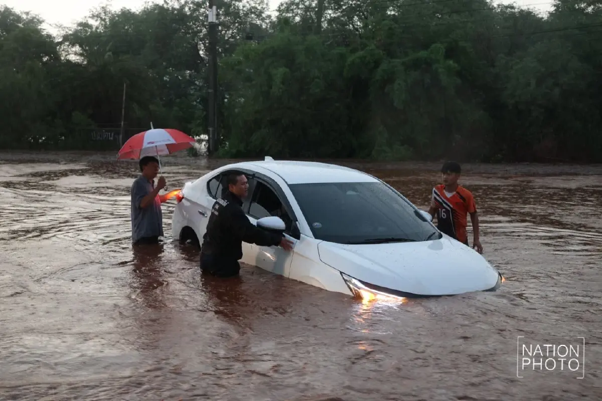 พายุถล่มไทรโยค น้ำป่าทะลักท่วมถนน 323 รถจมกลางกระแสน้ำ จราจรติดขัด