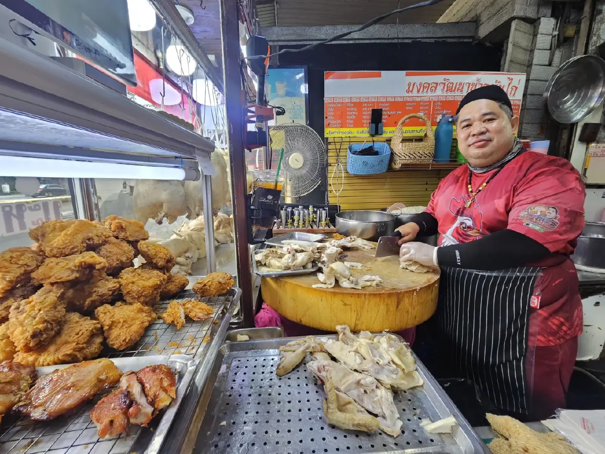 ‘มงคลวัฒนาข้าวมันไก่’  เจ้าเก่าสะพานควาย ไก่นุ่ม น้ำจิ้มรสเด็ด