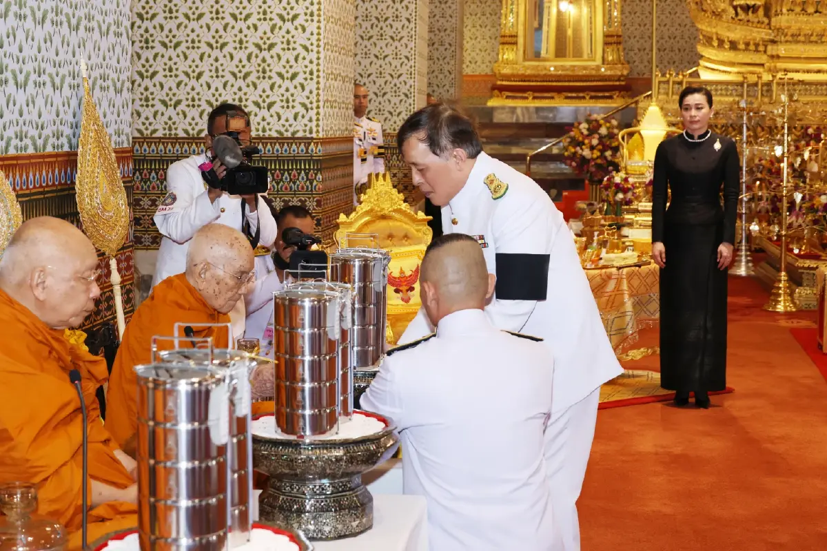ในหลวง พระราชินี เสด็จฯ ไปทรงบำเพ็ญพระราชกุศลในการพระราชพิธีสงกรานต์ 2569