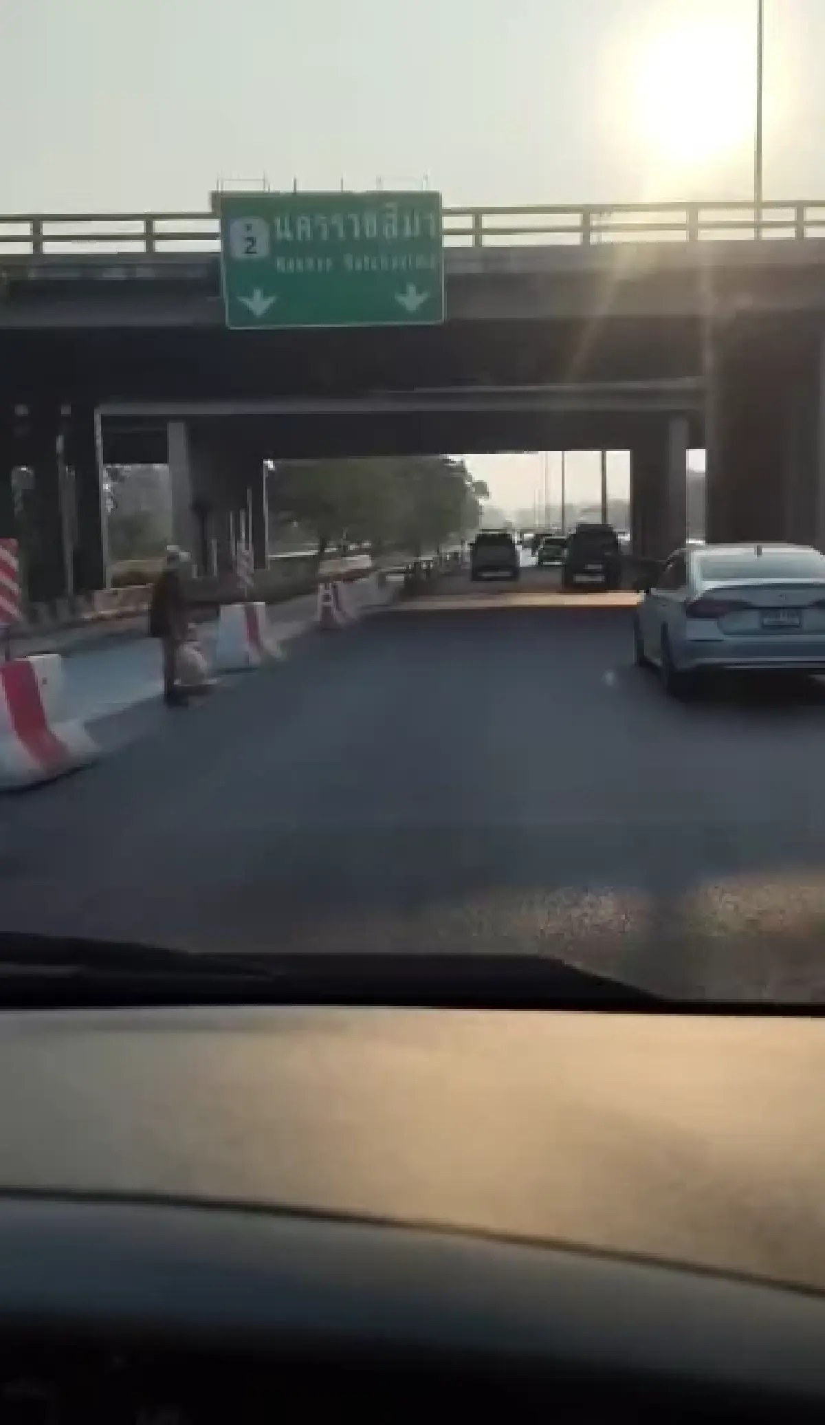 เลี่ยง ปิดถนนมิตรภาพ ขาออก กทม. เทปูนหน้าโลตัสปากช่อง วิ่งได้ 2 เลน