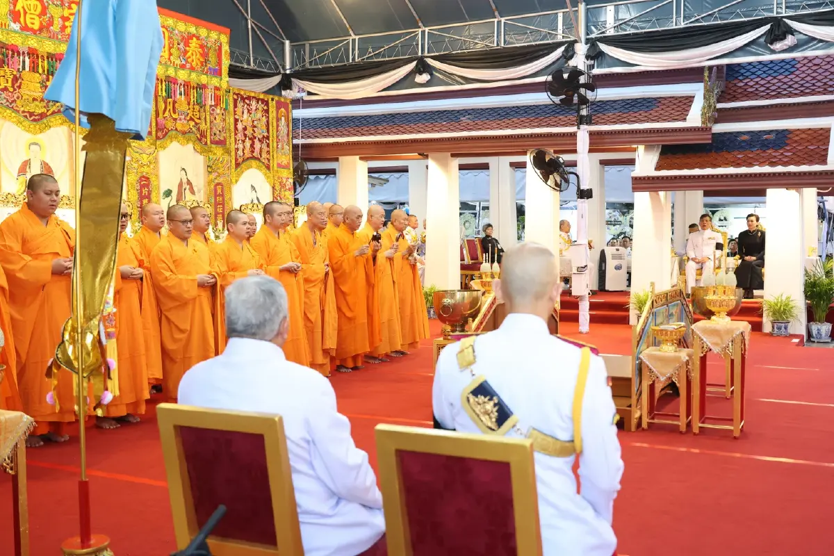 ในหลวง-พระราชินี เสด็จฯ ไปในพิธีบำเพ็ญกุศลทักษิณานุปทาน (กงเต็ก) ถวายพระบรมศพฯ