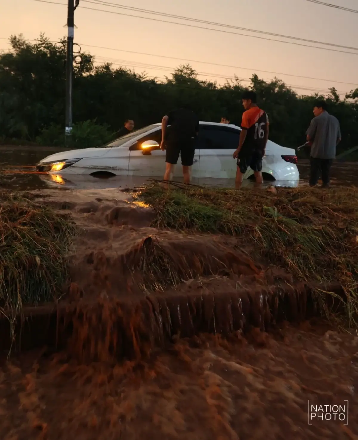 พายุถล่มไทรโยค น้ำป่าทะลักท่วมถนน 323 รถจมกลางกระแสน้ำ จราจรติดขัด