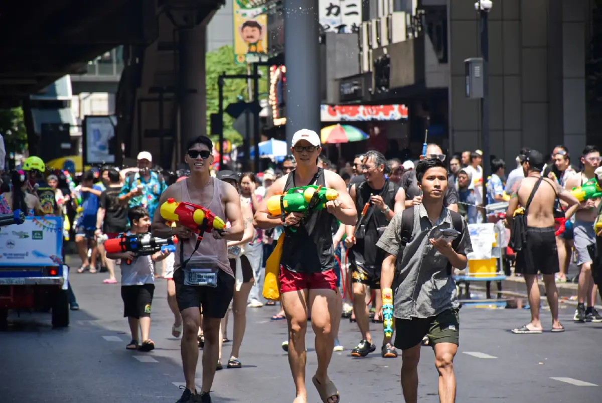 สีลมแตก! สงกรานต์ 2569 คนทะลัก 1.4 แสน สั่งเฝ้าระวังเรียลไทม์ทั้งกรุง