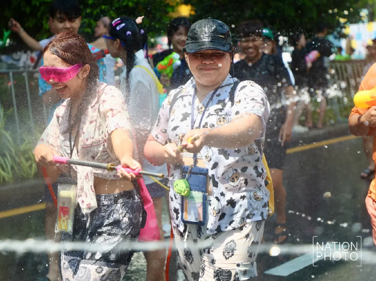 สีลมแตก แห่ห่มสไบเล่นน้ำสงกรานต์ 69 คึกคัก รับขบวน Wet Parade สุดอลังการ