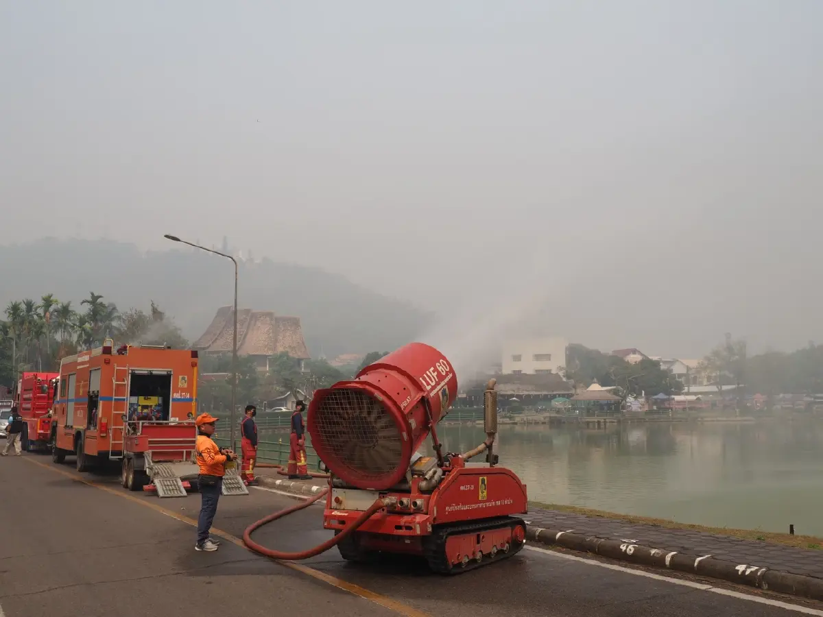 ฉีดพ่นละอองน้ำ เพิ่มความชุ่มชื้นในอากาศ ลดผลกระทบหมอกควันแม่ฮ่องสอน