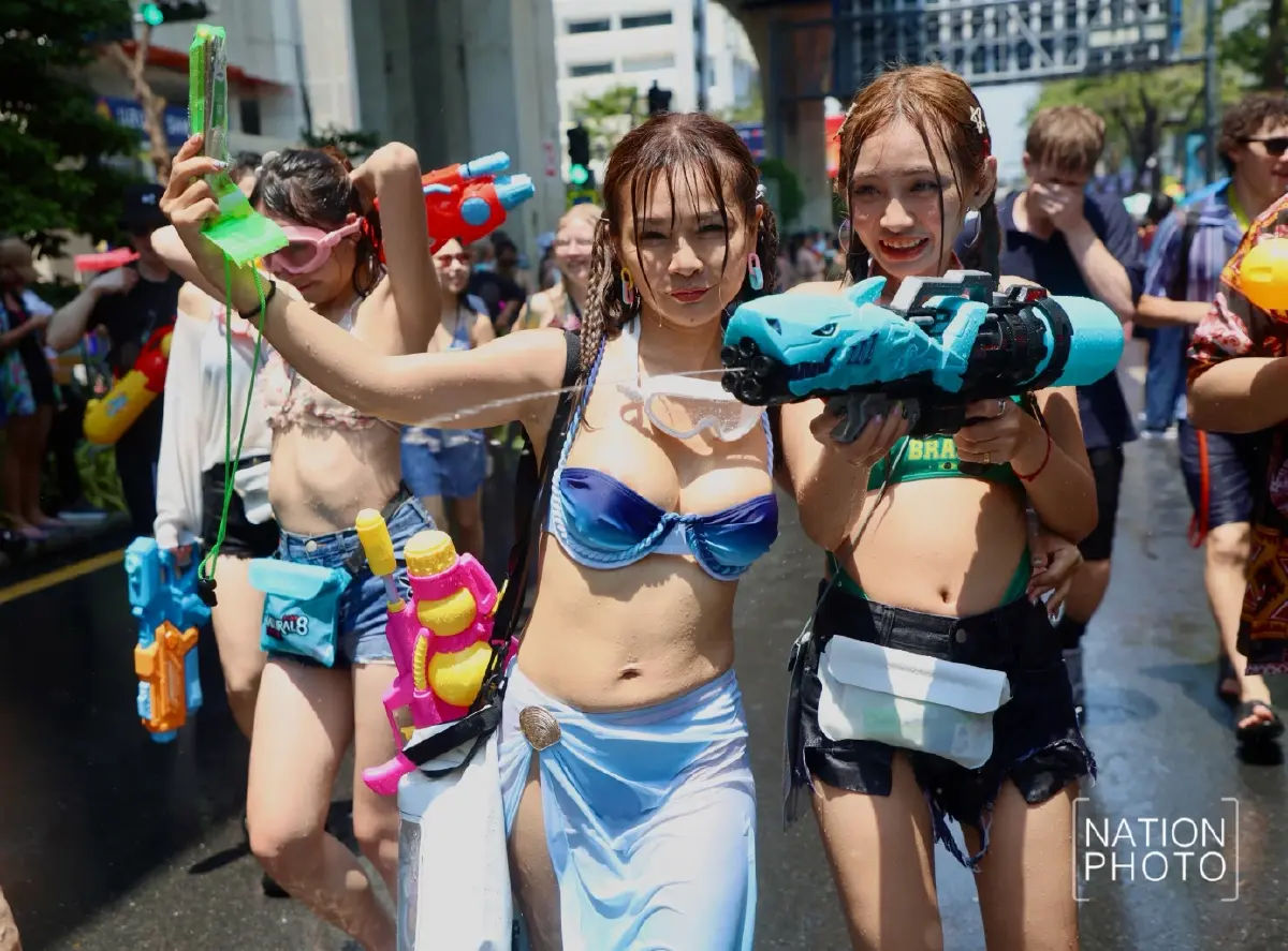 สีลมแตก แห่ห่มสไบเล่นน้ำสงกรานต์ 69 คึกคัก รับขบวน Wet Parade สุดอลังการ