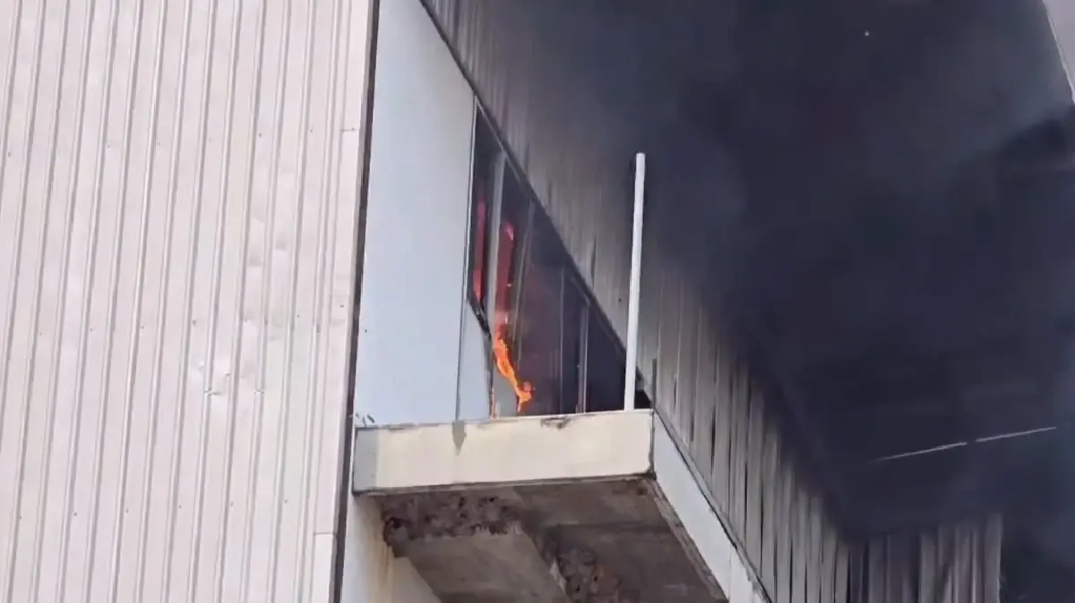 ไฟไหม้โรงงานแว่นตา บางบัวทอง เสียงดังปะทุเป็นระยะ วิ่งหนีตายวุ่น