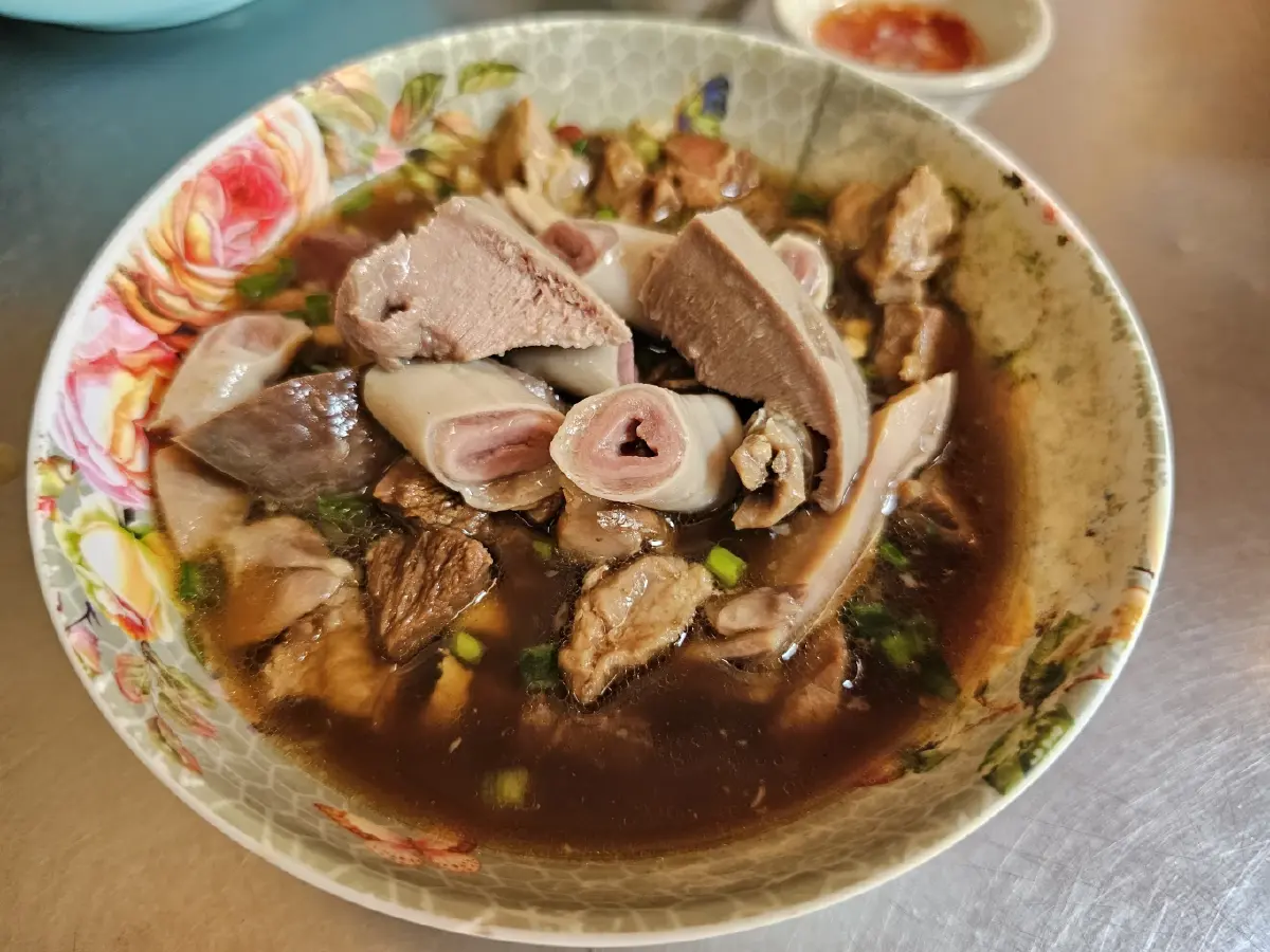 'ข้าวต้มเป็ดเฮียเนี้ยว' เจ้าเก่า 67 ปี วงเวียน 22 สู่ ตลาดนางเลิ้ง