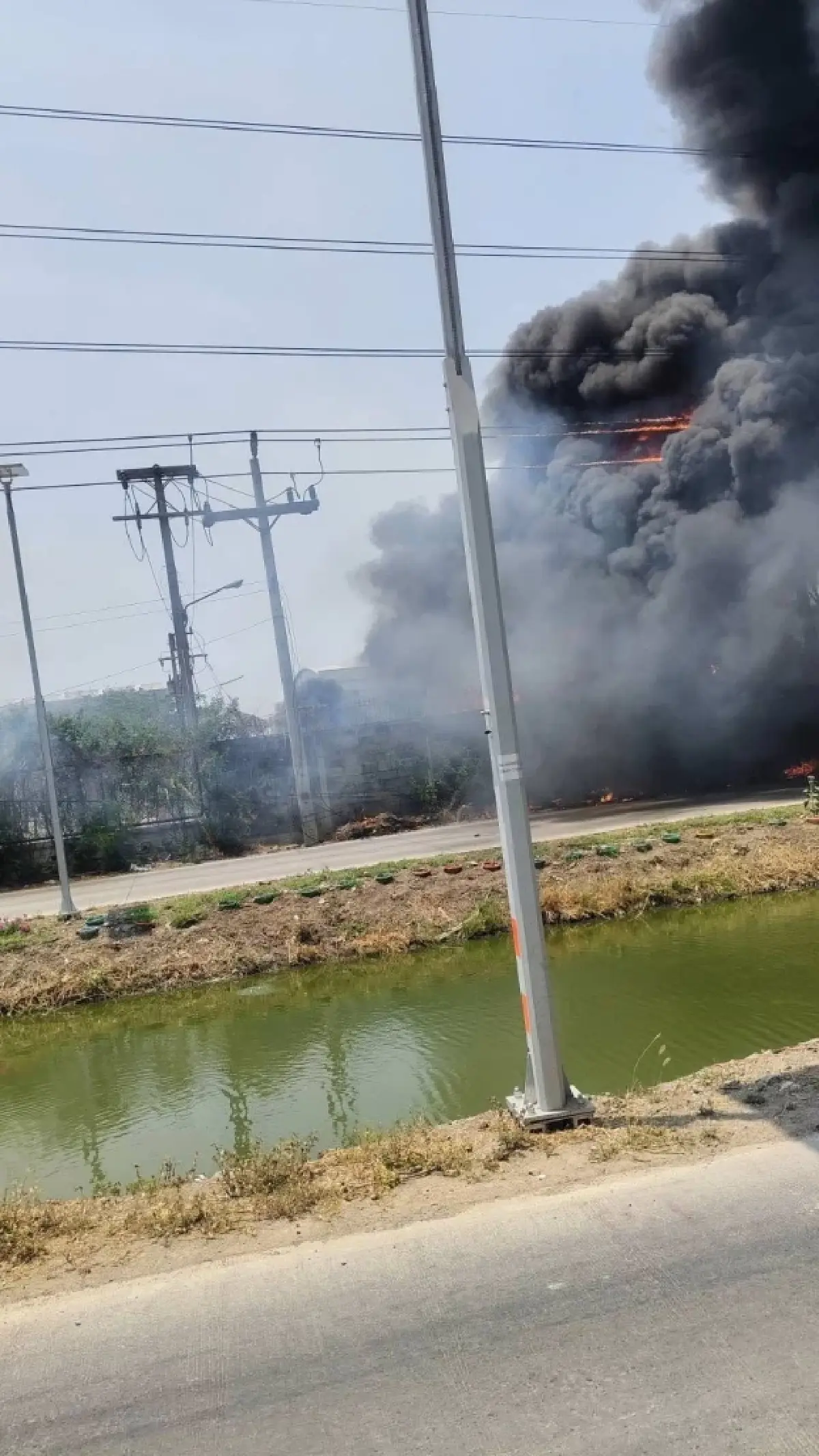 ด่วน ไฟไหม้เชียงกง คลองหลวง ปทุมธานี ควันดำพุ่ง ท่ามกลางอากาศร้อน