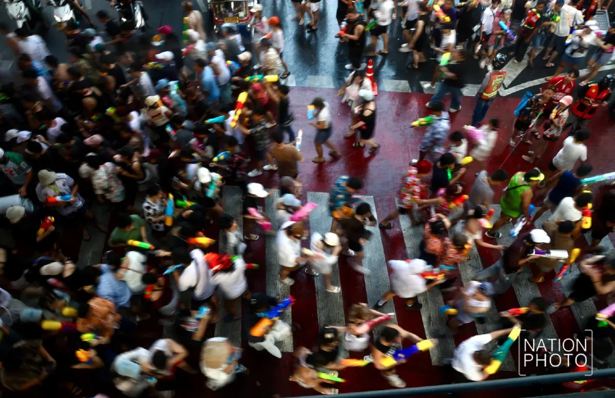 ประมวลภาพ สงกรานต์สีลม 2569 วันสุดท้าย คนไทย-ต่างชาติแห่เล่นน้ำทะลุ 2 แสนคน