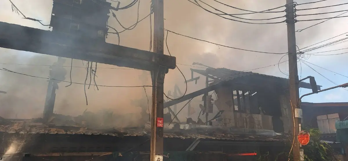 ไฟไหม้บ้านไม้ ซอยสาธุประดิษฐ์ 49 วอด 3 หลัง เจ็บระนาว ไฟลวก-ไฟช็อต