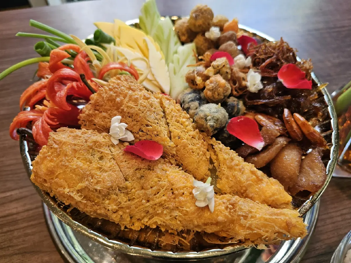 ‘5 ร้านข้าวแช่’ ปี 2026 อร่อย ในดวงใจหมูหวานชวนชิม ครบเครื่องจริงๆ