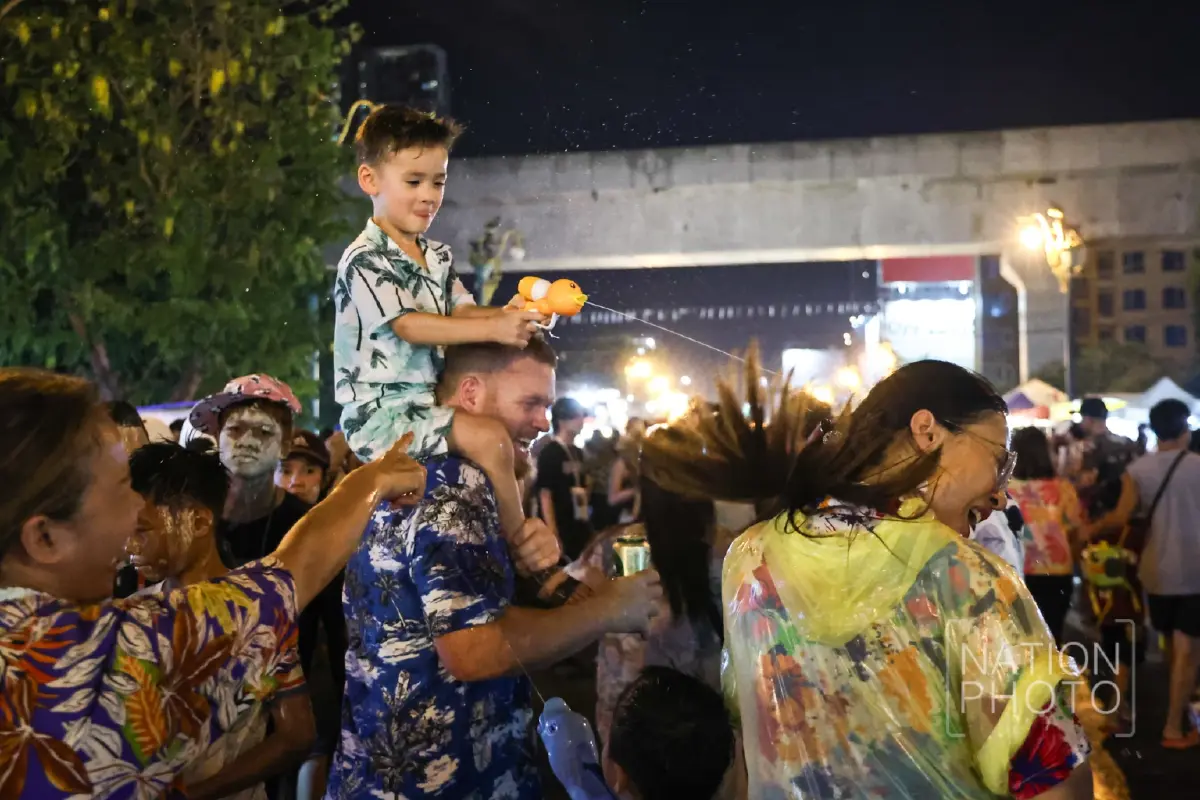 ม่วนกุ๊บ สงกรานต์ถนนข้าวเหนียว 2569 แห่เล่นน้ำ คลื่นมนุษย์ คึกคัก