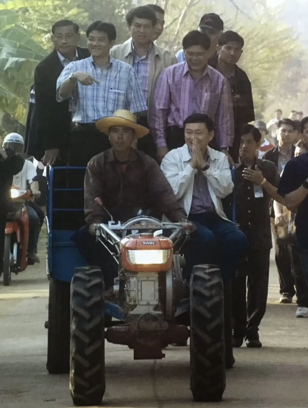 ‘แดงอีสาน’ ฝันใหญ่ ปั้น ’เชน‘ ทาบ ‘พ่อใหญ่แม้ว’