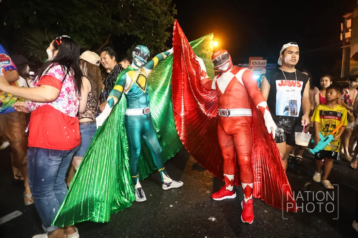 ม่วนกุ๊บ สงกรานต์ถนนข้าวเหนียว 2569 แห่เล่นน้ำ คลื่นมนุษย์ คึกคัก