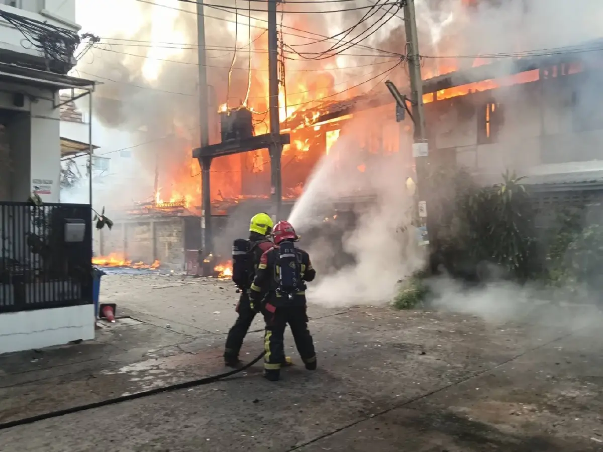 ไฟไหม้บ้านไม้ ซอยสาธุประดิษฐ์ 49 วอด 3 หลัง เจ็บระนาว ไฟลวก-ไฟช็อต