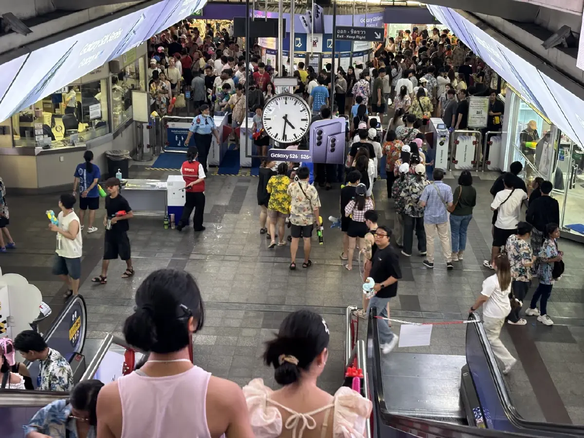 สถิติคนขึ้นรถไฟฟ้า สงกรานต์ 2569 พุ่ง 11% เล่นน้ำสีลม สยาม ไอคอนสยาม