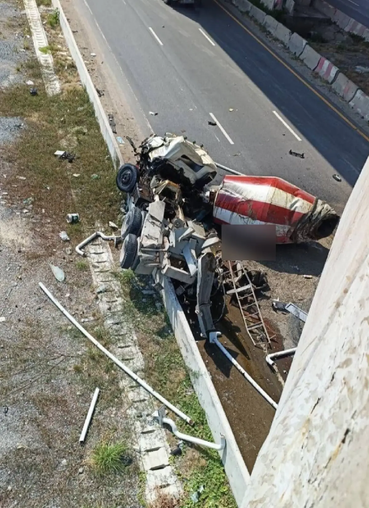 อุบัติเหตุ วันนี้ รถโม่ปูนตกสะพาน ถนนเทพรัตน กม.32 จนท.เร่งช่วยผู้บาดเจ็บ