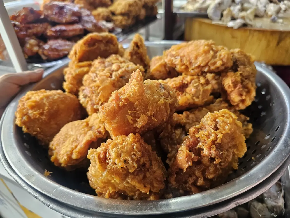 ‘มงคลวัฒนาข้าวมันไก่’  เจ้าเก่าสะพานควาย ไก่นุ่ม น้ำจิ้มรสเด็ด